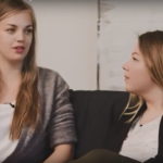 To unge kvinner snakker sammen