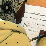 En elev skriver på et ark