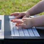 barnehender på tastatur