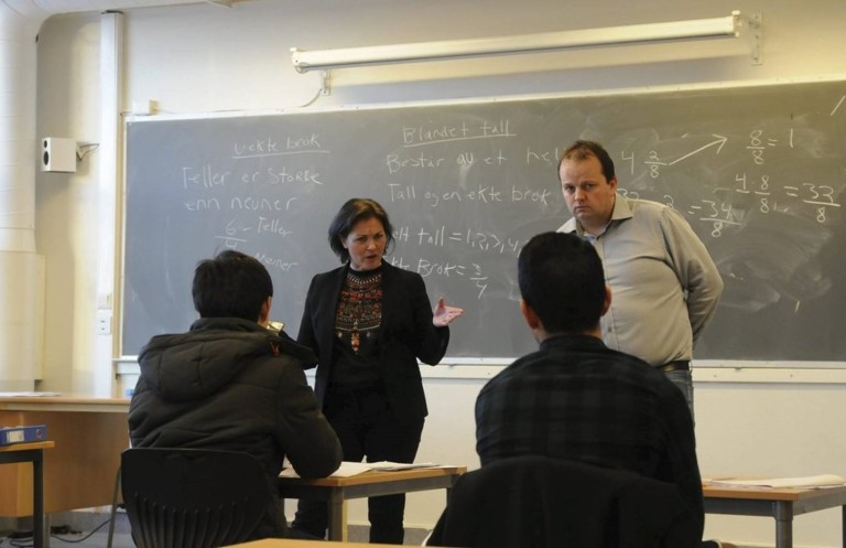Lærere og elever i et klasserom. Foto