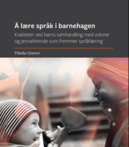 Bokomslag til Å lære språk i barnehagen. To barn som smiler til hverandre.