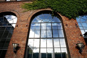bueformede vinduer på murvegg, utvendig fasade