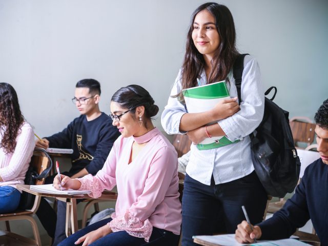 Foto av studenter i undervisningsrom