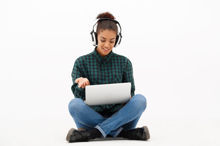 Jente med laptop og headset