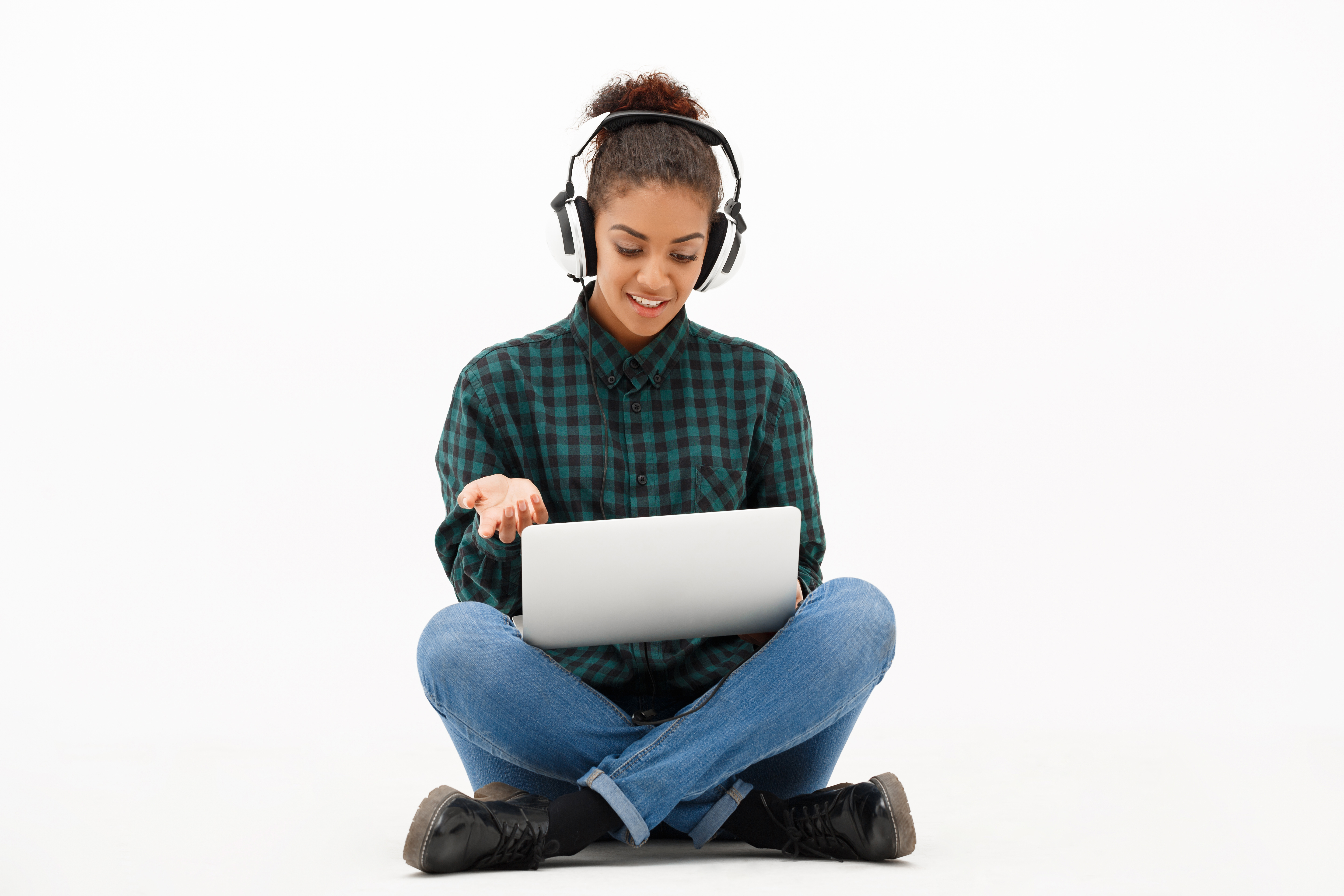 Jente med laptop og headset