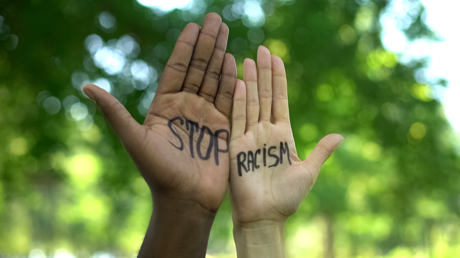 To hender med skriften "stop racism"