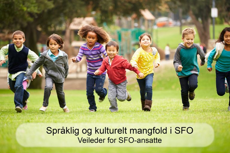 Foto av sju barn som løper i gresset mot kameraet. Nederst på bildet står det Språklig og kulturelt mangfold i SFO - veileder for SFO-ansatte