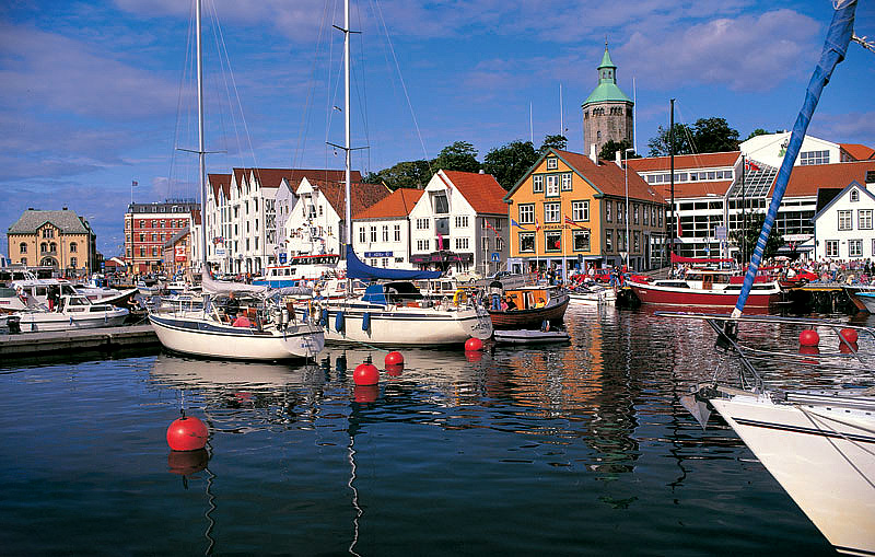 Foto av hus og båter ved brygge i Stavanger.
