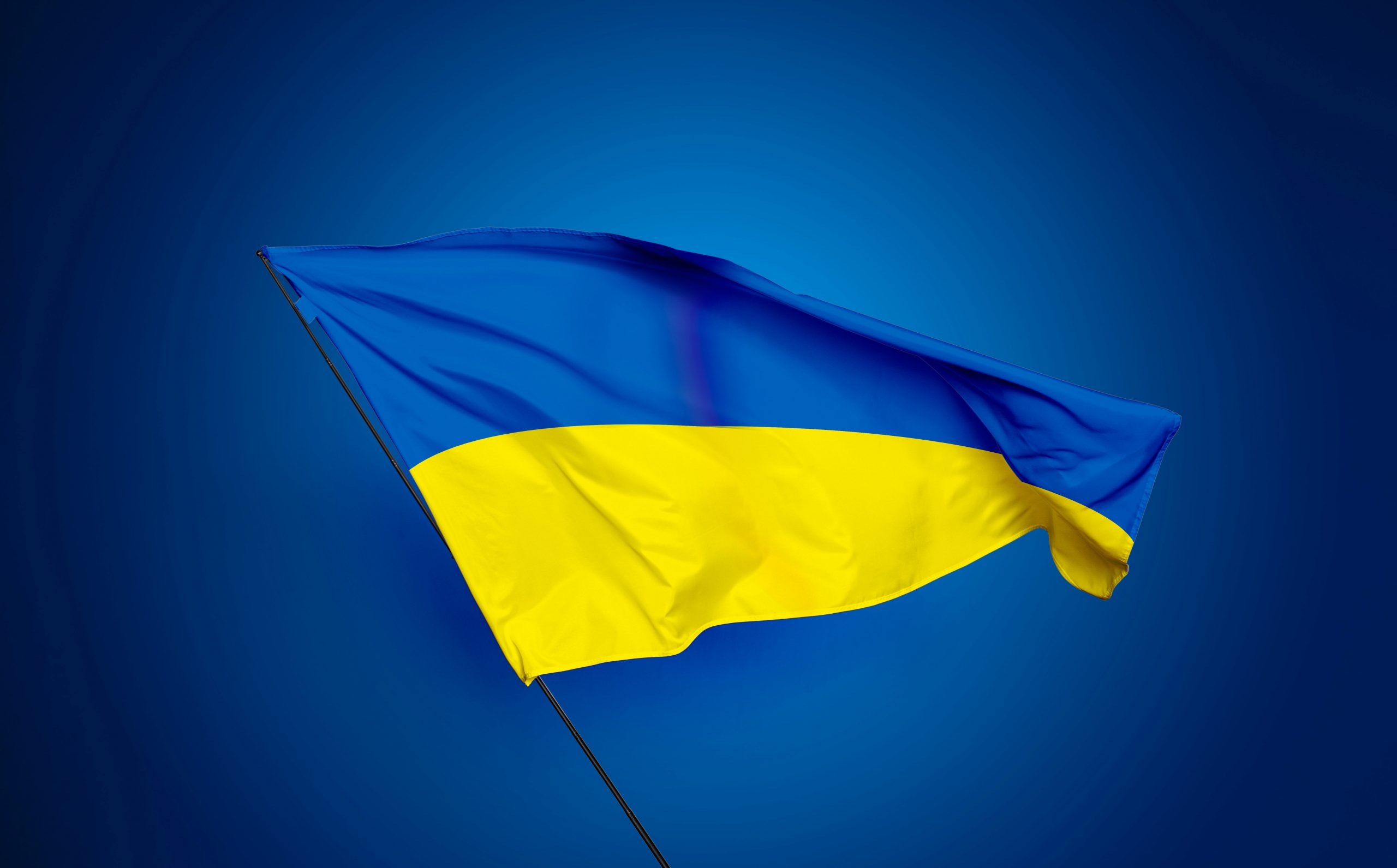 Foto av et ukrainsk flagg som vaier i vinden.