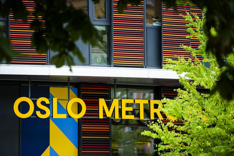 Fotografi av fasade på et av byggene på OsloMet.