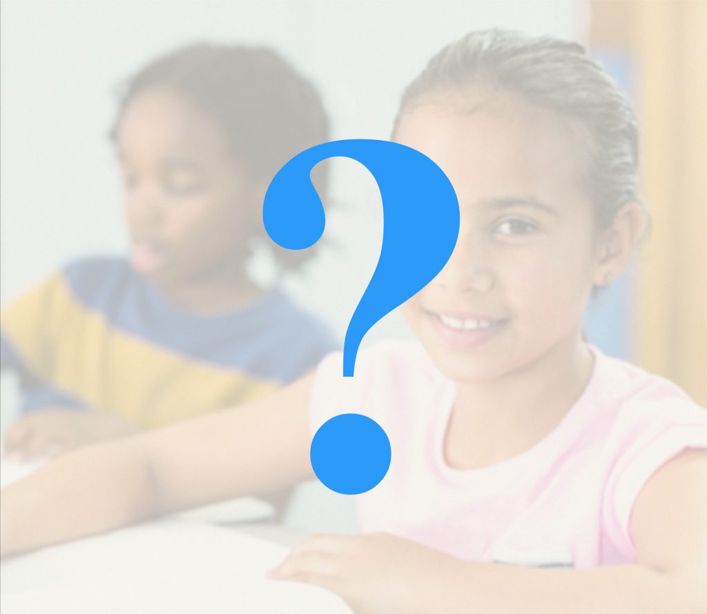 Et spørsmålstegn i front på en dus bakgrunn med et fotografi av to elever i et klasserom.