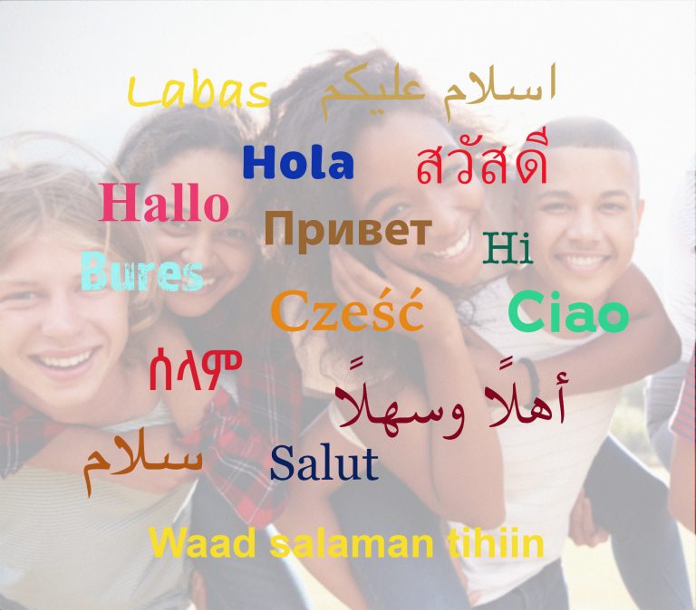 hei på mange språk på en dus bakgrunn av smilende ungdommer