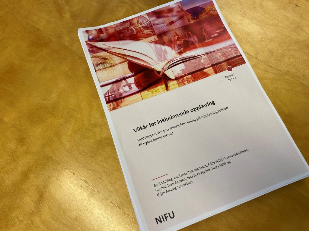 NIFU-rapporten Vilkår for inkluderende opplæring ligger på et bord.