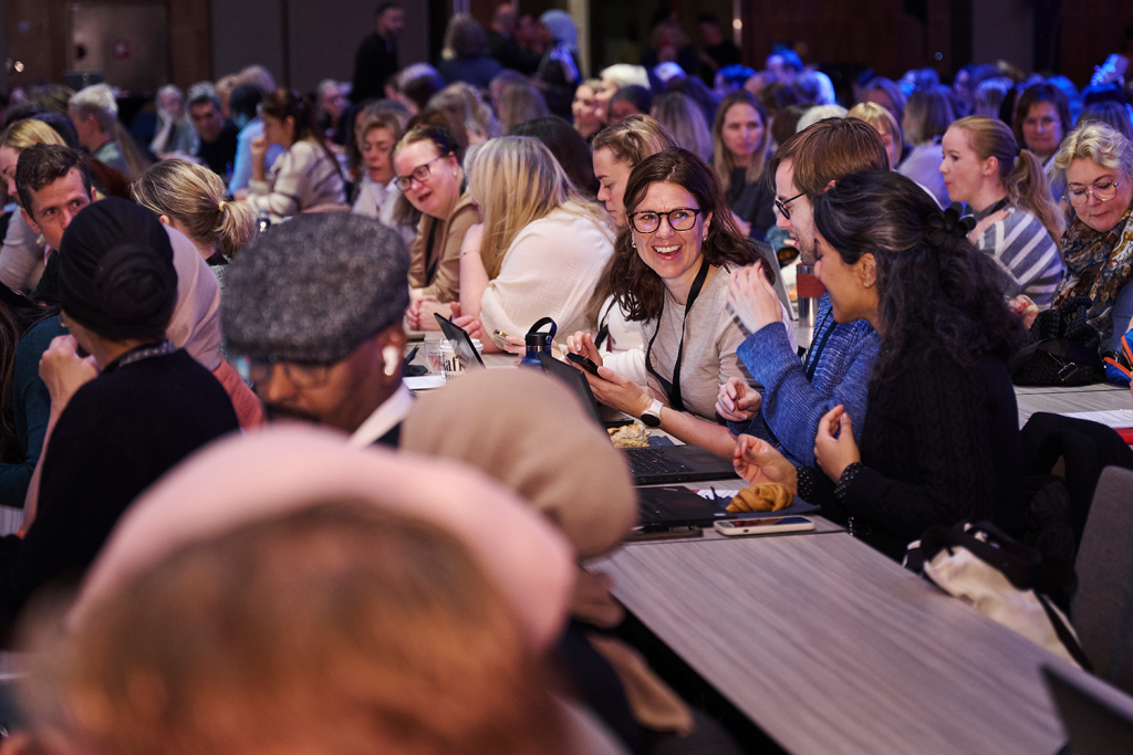 Foto av personer som sitter på en konferanse