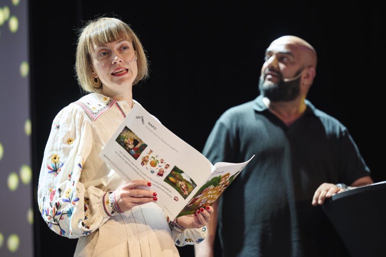 Foto av Svitlana Kucherenko og Hassan Javed som formidlet en flerspråklig fortelling på scenen.