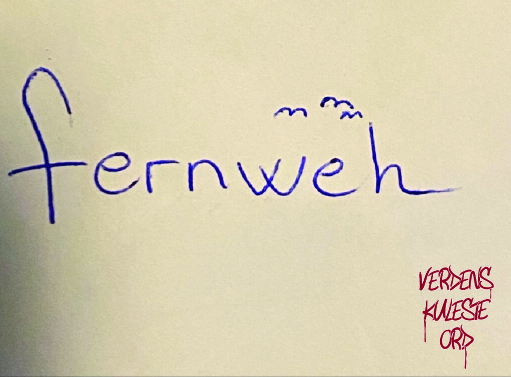 Illustrasjon: ordet Fernweh skrevet i kulepenn på papir. Over ordet sees noen fugler som flyr.