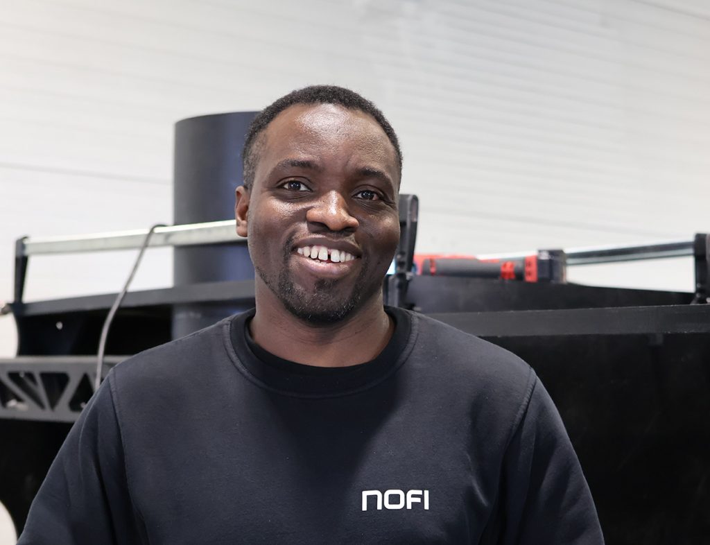 Portrettfoto av Tulza Olukan på et verksted.