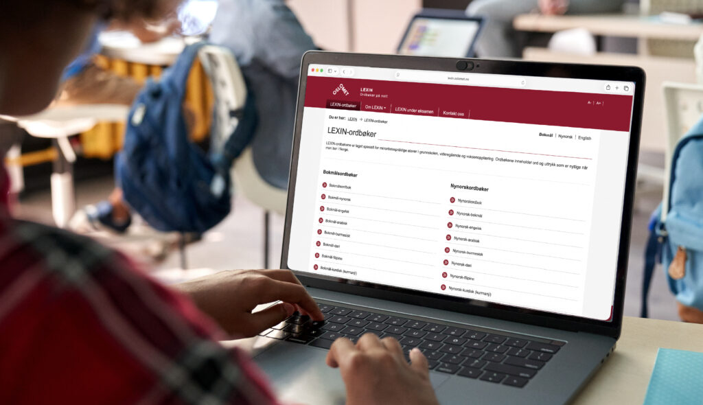 Foto av en laptop med skjermbilde av forsiden til LEXIN.