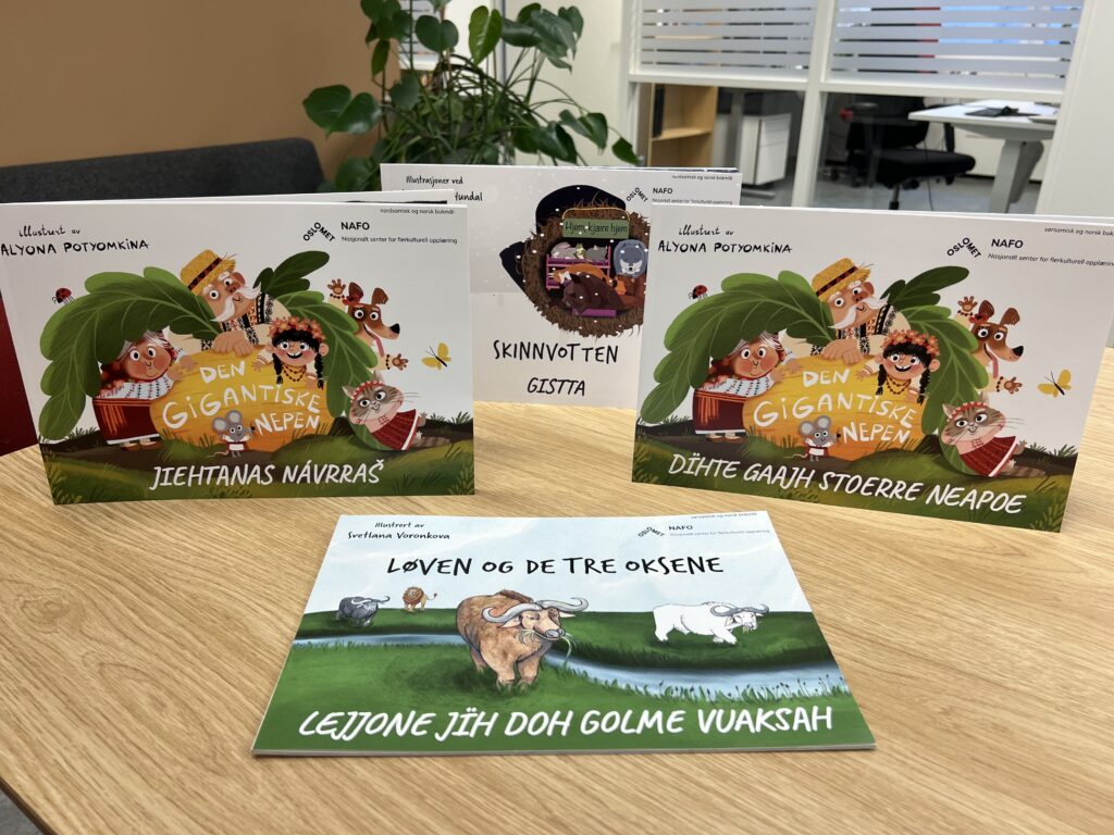 Bilde av et utvalg av NAFOs flerspråklige fortellinger som er oversatt til sørsamisk og nordsamisk.