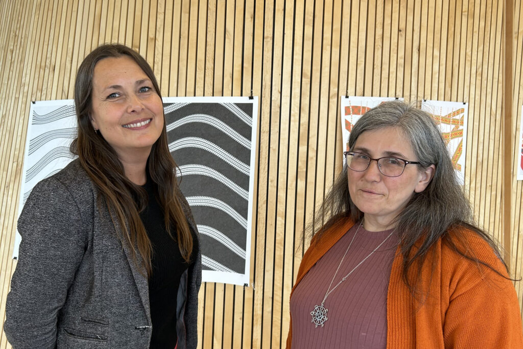 Bilde av senterleder ved NAFO, Marit Lunde, og senterleder ved Nasjonalt senter for samisk i opplæringa, Karen Inga Eira.