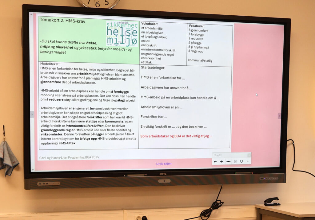 Foto av en skjerm i et klasserom. På skjermen er det et temakort. Et skjema med tekst, en sammenhengende tekst, en boks med begreper og en boks med setninger.