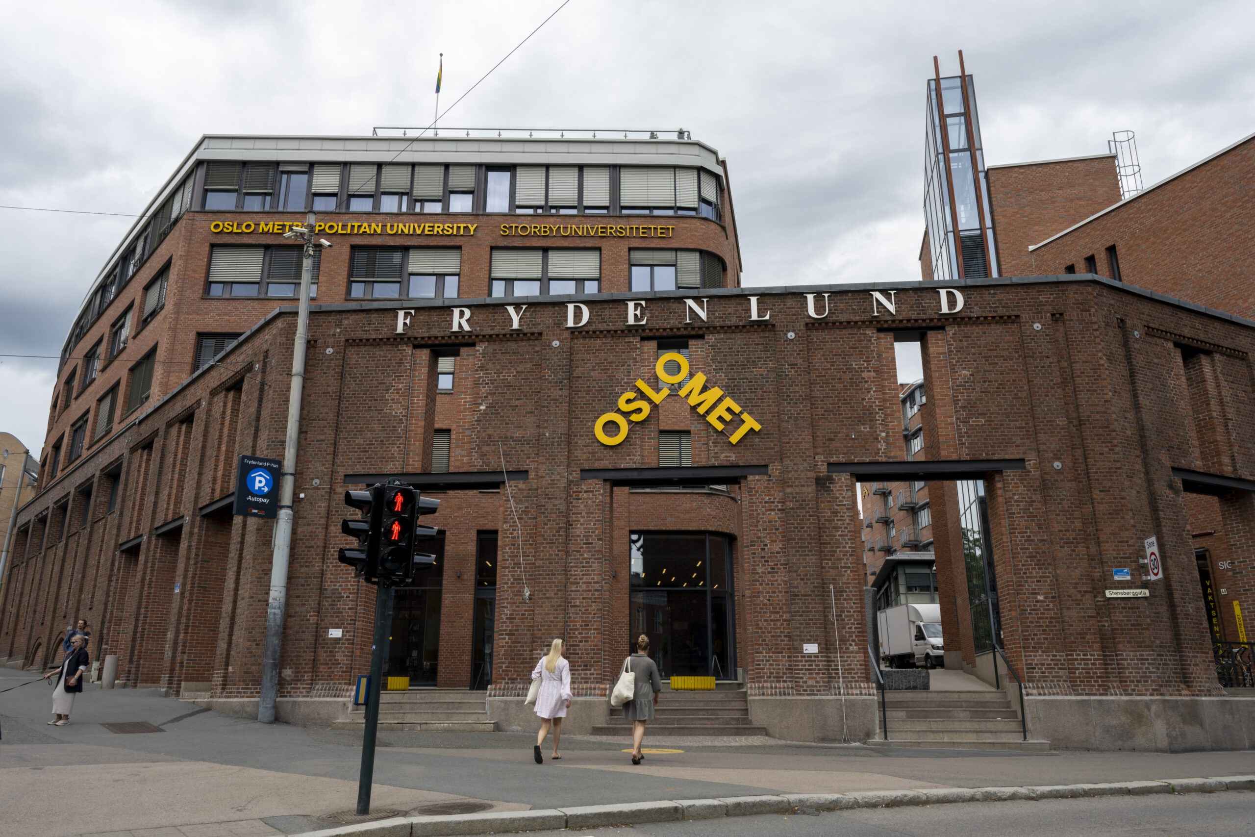 Foto av inngangspartiet til Oslo OsloMet Pilestredet.