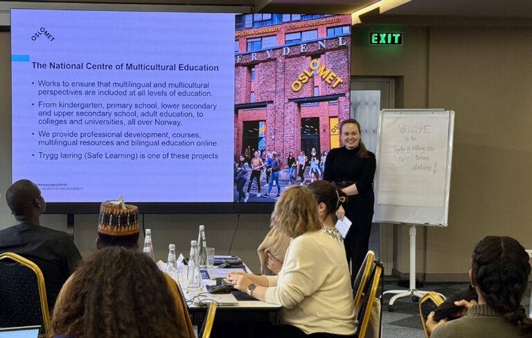 Cecilie presenterer NAFO og OsloMet for deltakere på et kurs.